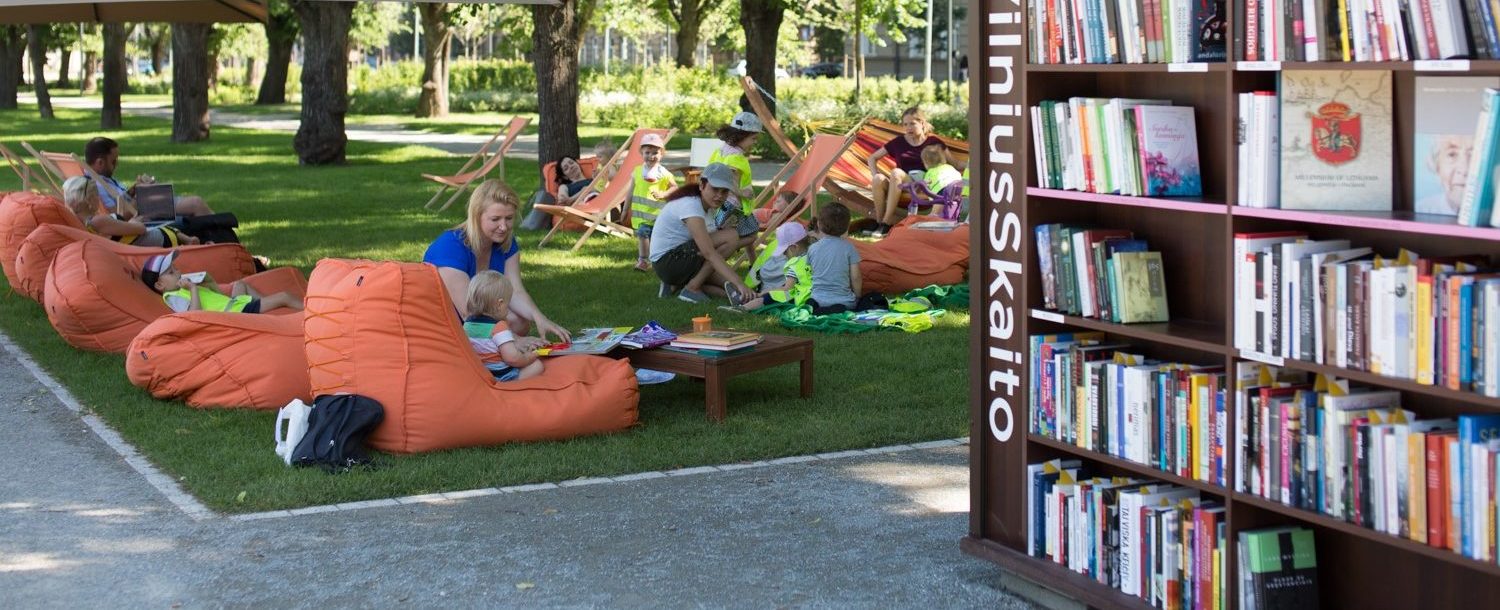 Lukiškių aikštėje Vilniuje – skaitykla po atviru dangumi